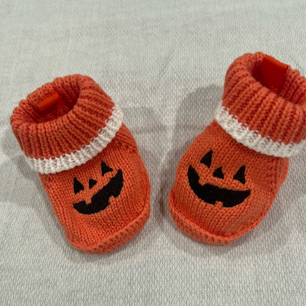 Carter’s booties
Pumpkin 
Orange
Size 0-3m